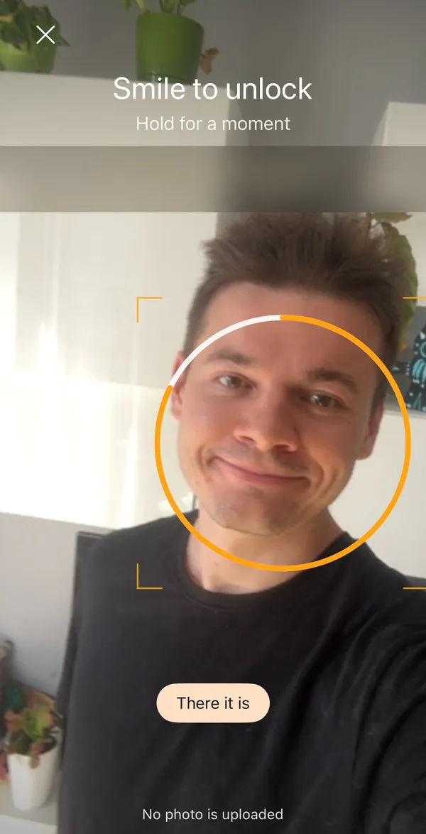 The smile scan, the front camera finding a natural smile with There it is and the note that no photo is uploaded